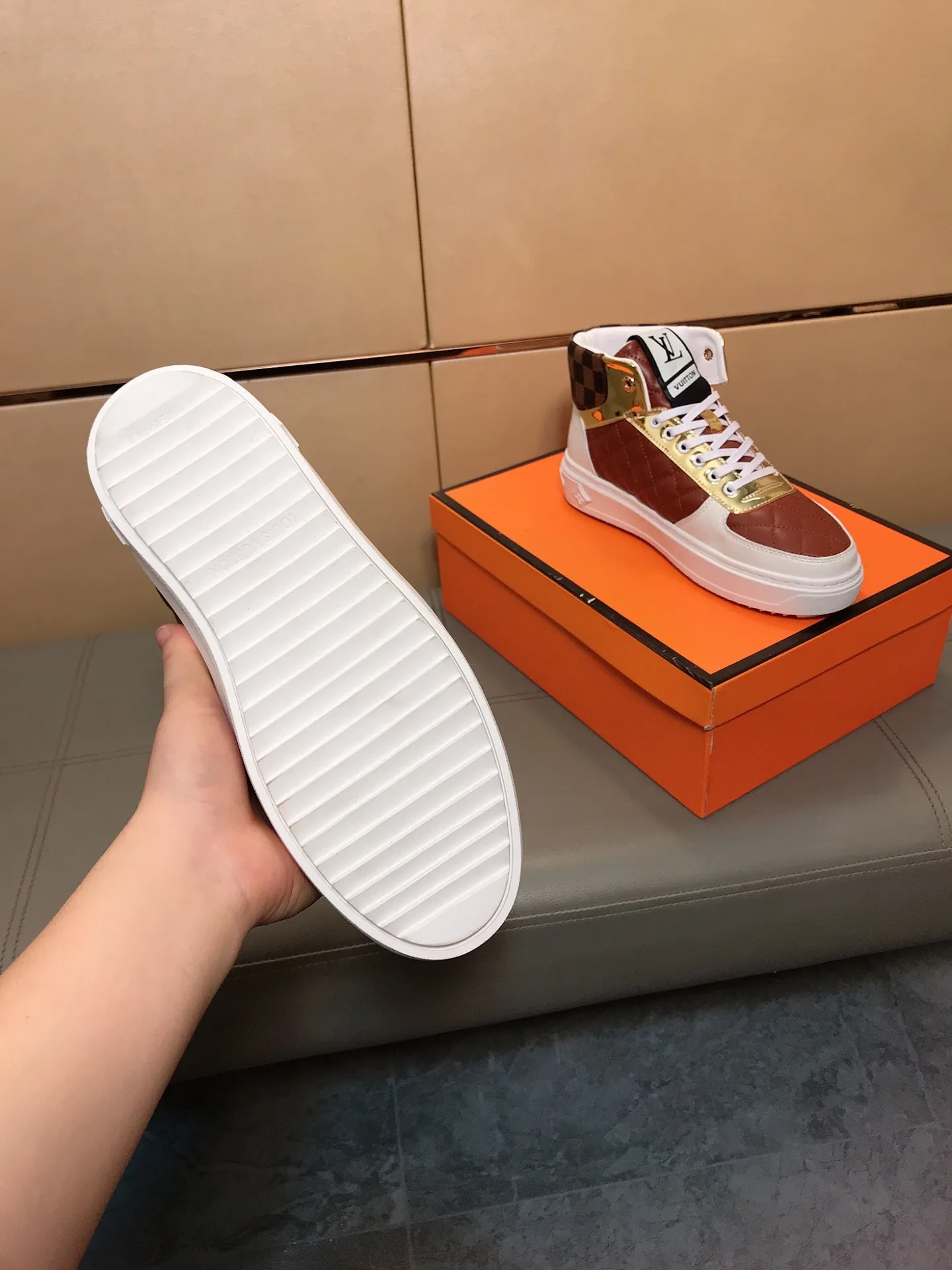Factory price 400 👟👟🤝 (LV Louis Vuitton) New Korean style high-top casual shoes for men [Proud] hot style, imported cowhide with original printing, genuine leather lining, wear-resistant and non-slip rubber outsole. If you are still worried about wearing matching shoes, then these shoes are your best choice! Code number: 38-44